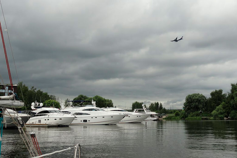 Территорию яхт-клуба пытаются захватить сотрудники офшорной компании «Мирола»