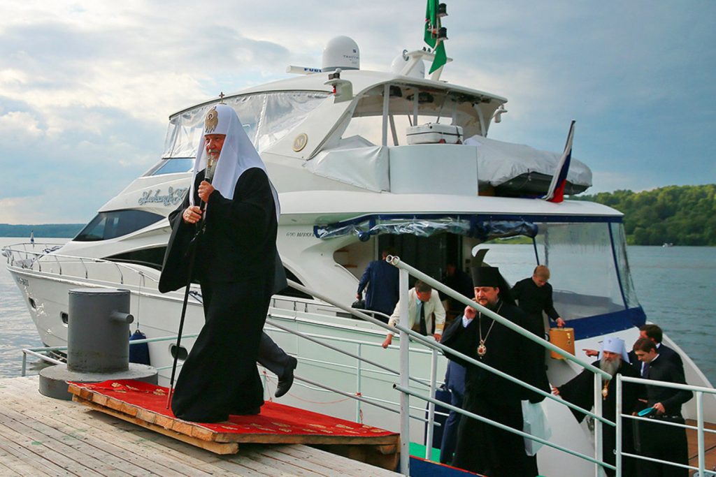 Патриарх Кирилл одинаково роскошно ездит, летает и плавает