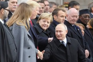 Путин и Трамп провели разговор в Париже