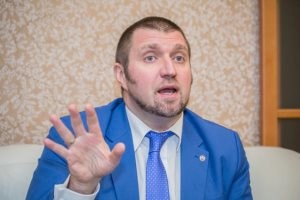 Дмитрий Потапенко осваивает роль экономического Остапа Бендера